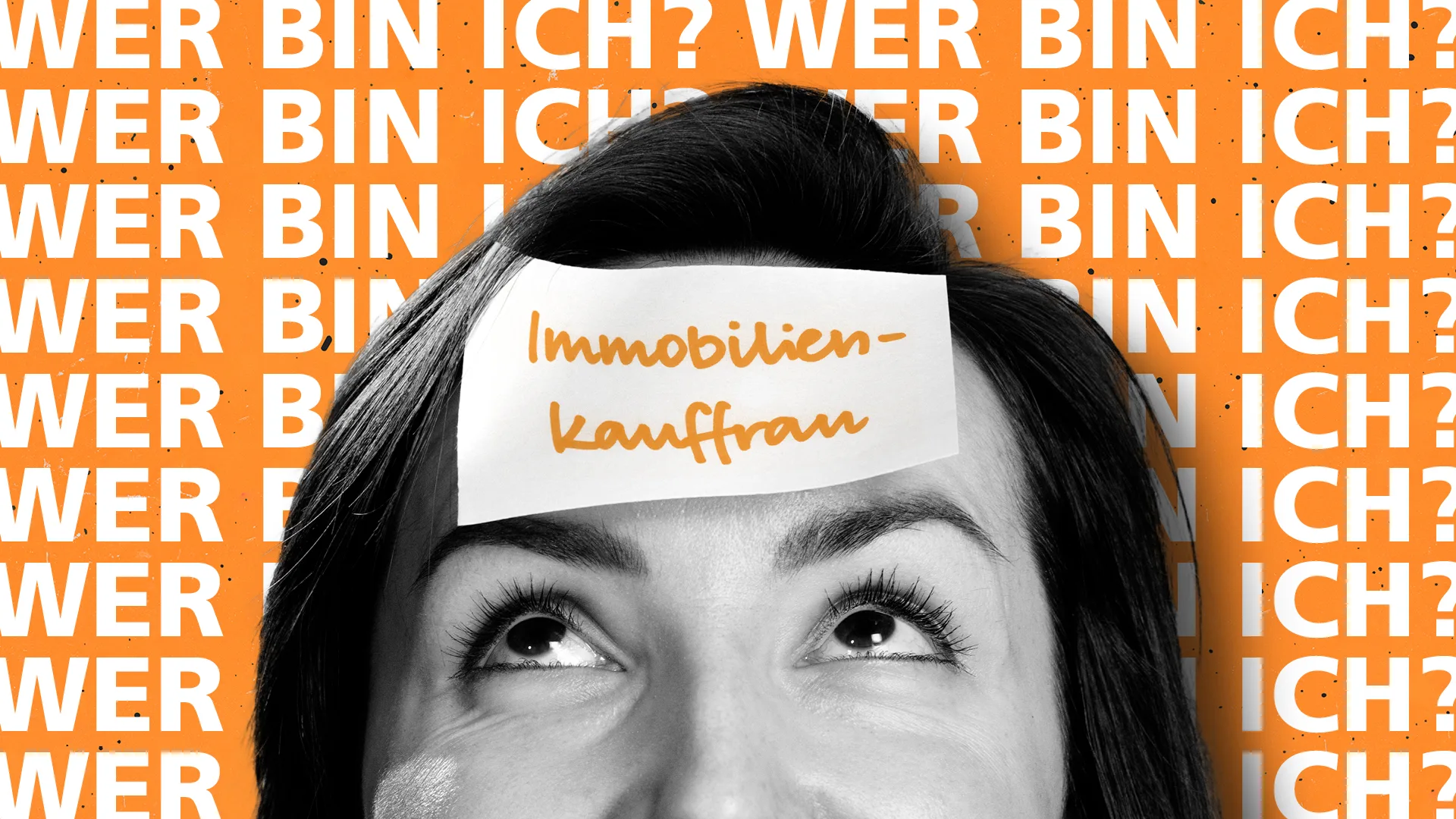 Frau mit Notizzettel auf der Stirn mit der Aufschrift „Immobilienkauffrau“. Im Hintergrund wiederholt sich der Schriftzug „WER BIN ICH?“. Kampagnenmotiv zur Berufsausbildung in der Wohnungswirtschaft.
