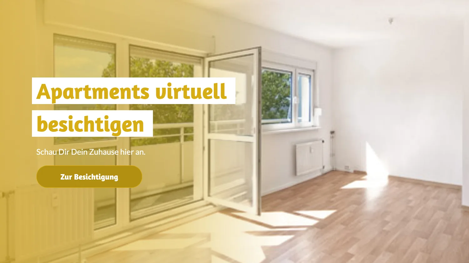 Helles Wohnzimmer mit Parkettboden, geöffnetem Balkonfenster und gelb überlegtem Textfeld „Apartments virtuell besichtigen“.