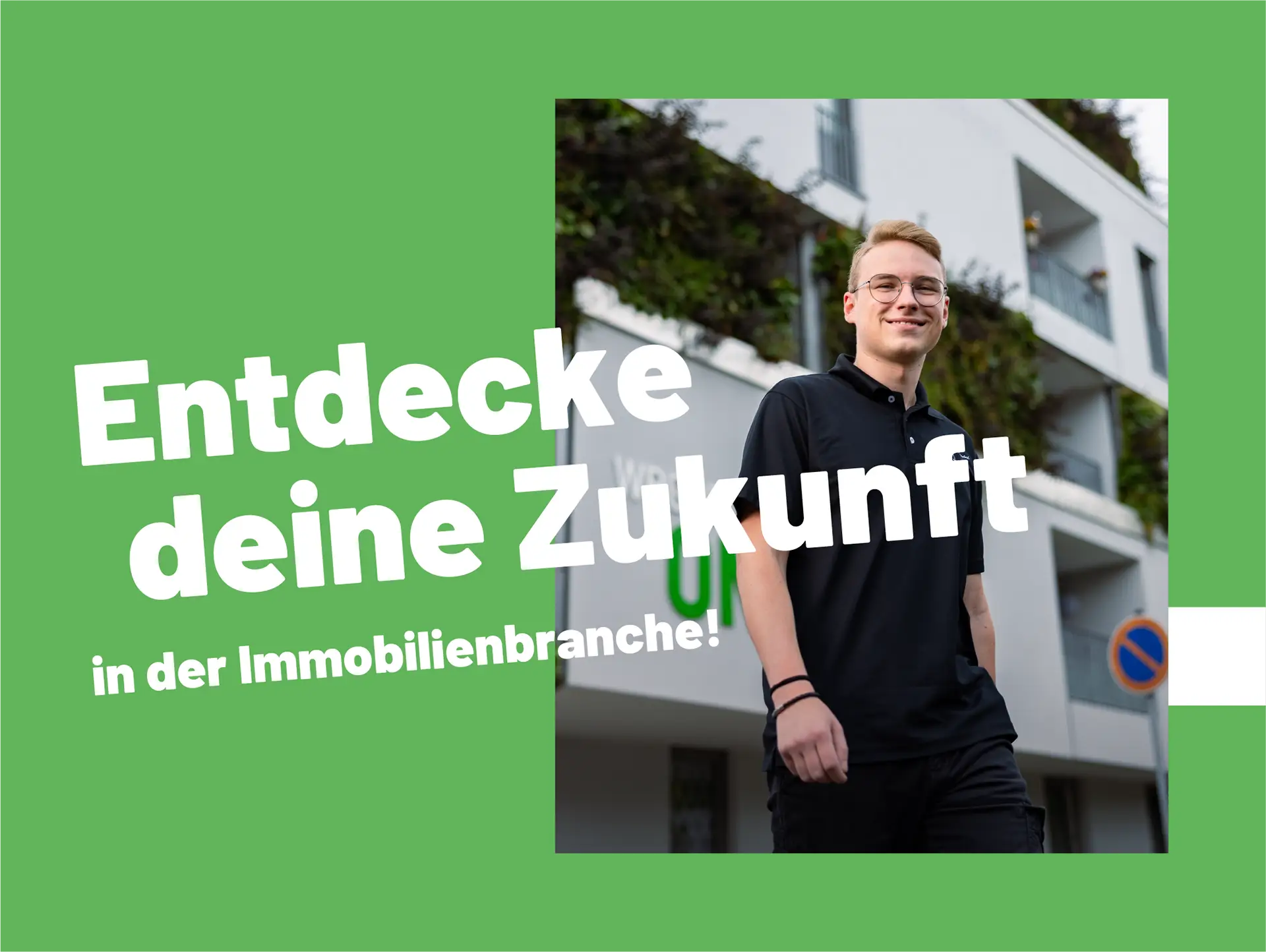Junger Mann steht vor einem modernen Wohnhaus, lächelt in die Kamera. Text: „Entdecke deine Zukunft in der Immobilienbranche!“.
