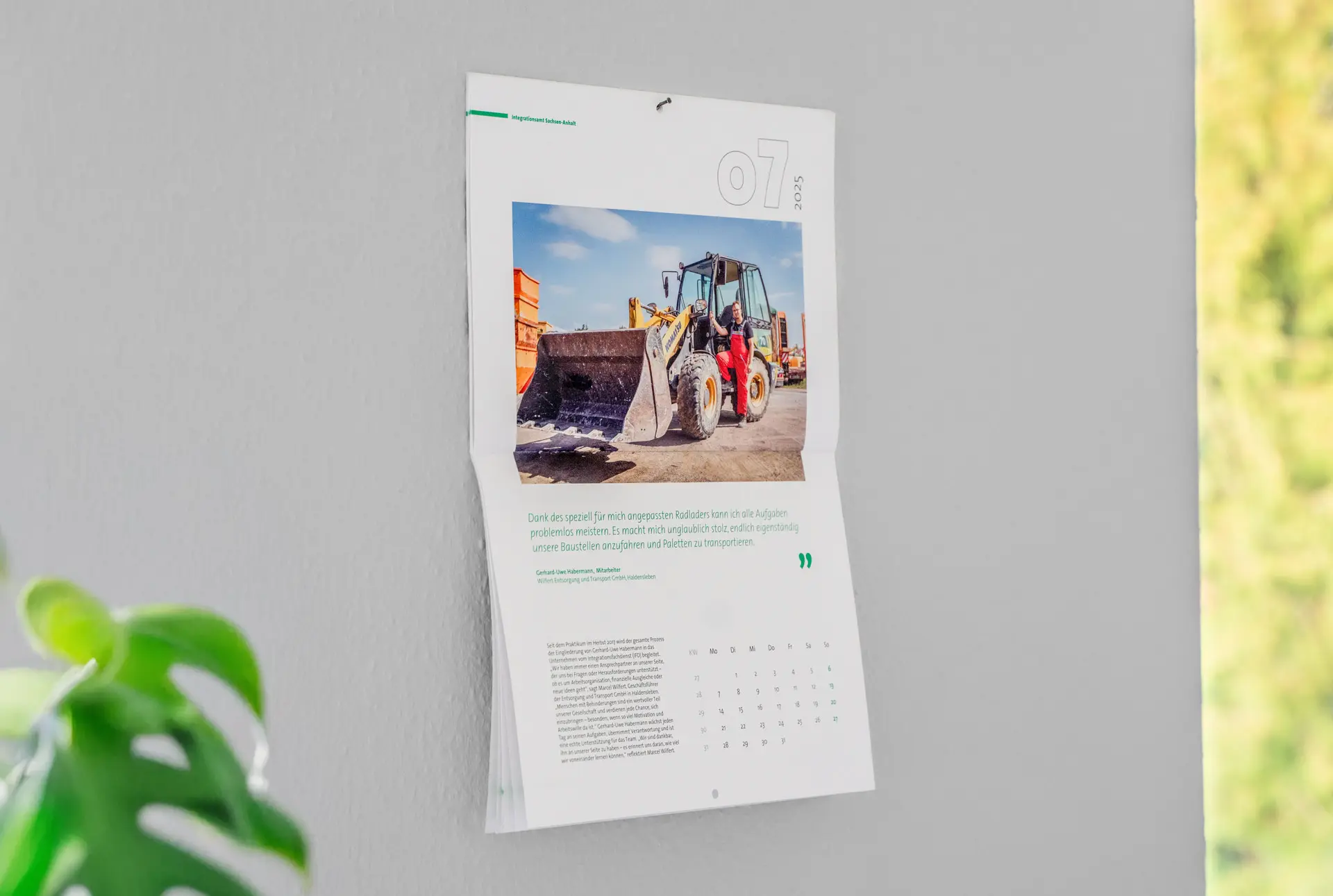 Kalender hängt an einer grauen Wand