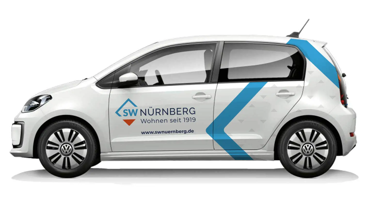 Weißes Dienstfahrzeug mit blau-orangefarbenem Logo und Schriftzug „SW Nürnberg – Wohnen seit 1919“.