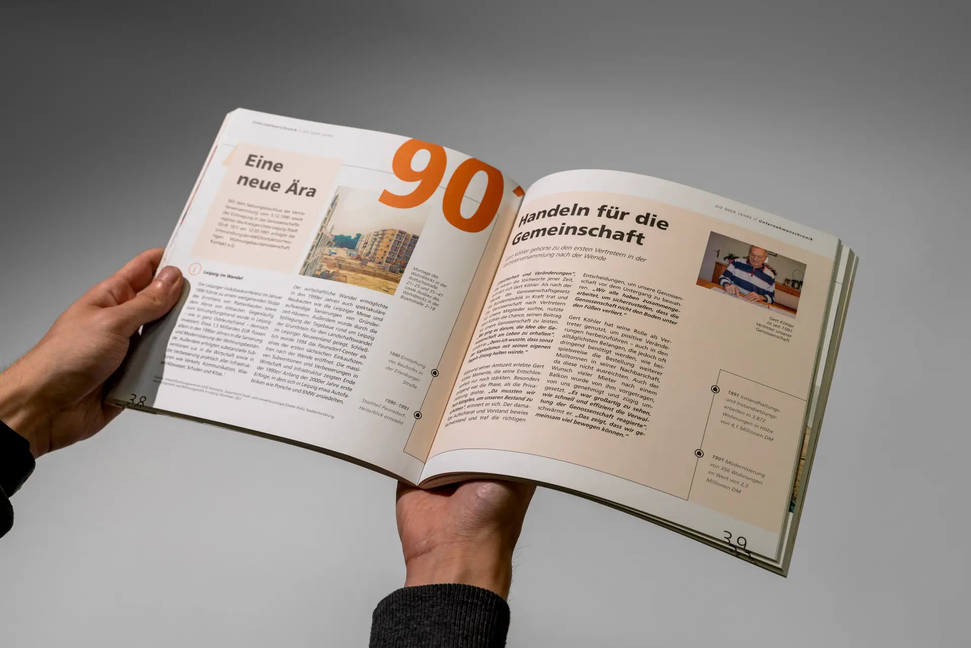 Zwei Hände halten die aufgeschlagene WBG Kontakt Chronik mit Hülle