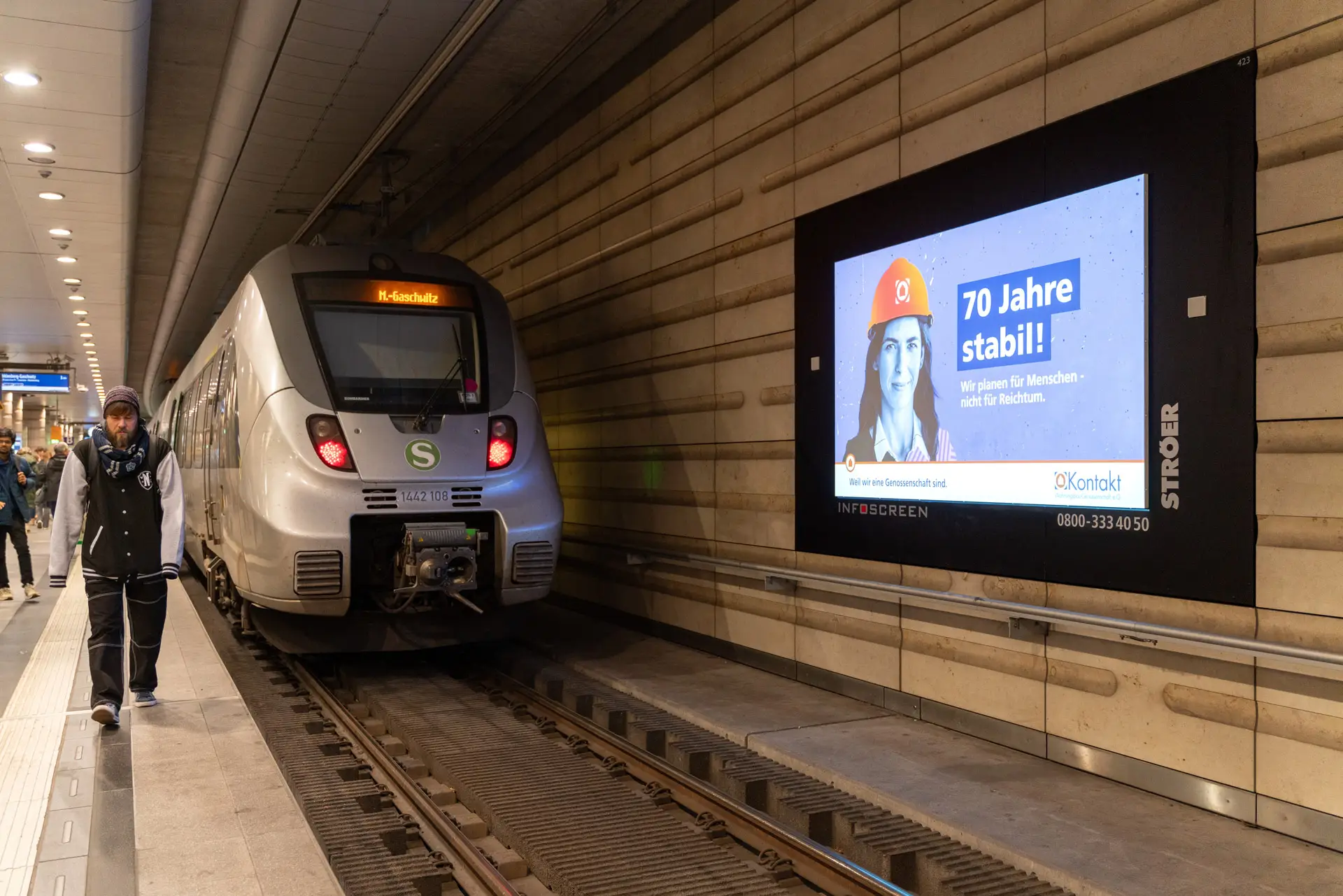 LED Screen an einer S-Bahn-Haltestelle mit Motiv der Imagekampagne